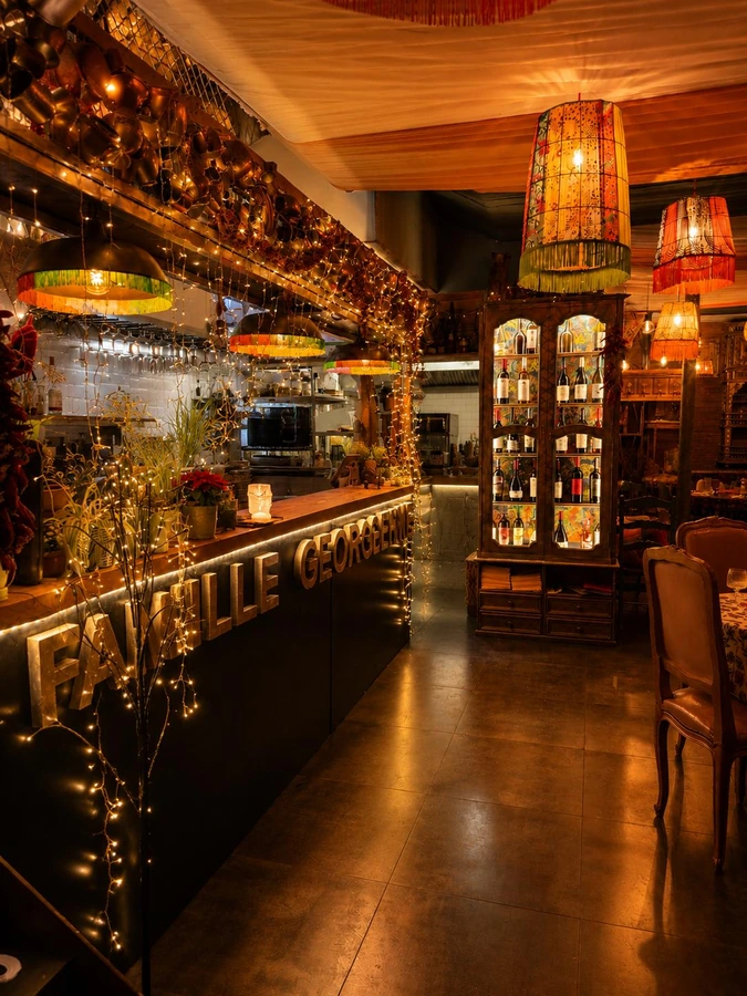 Warme Atmosphäre in einem Famille-Géorgienne-Restaurant in Paris
